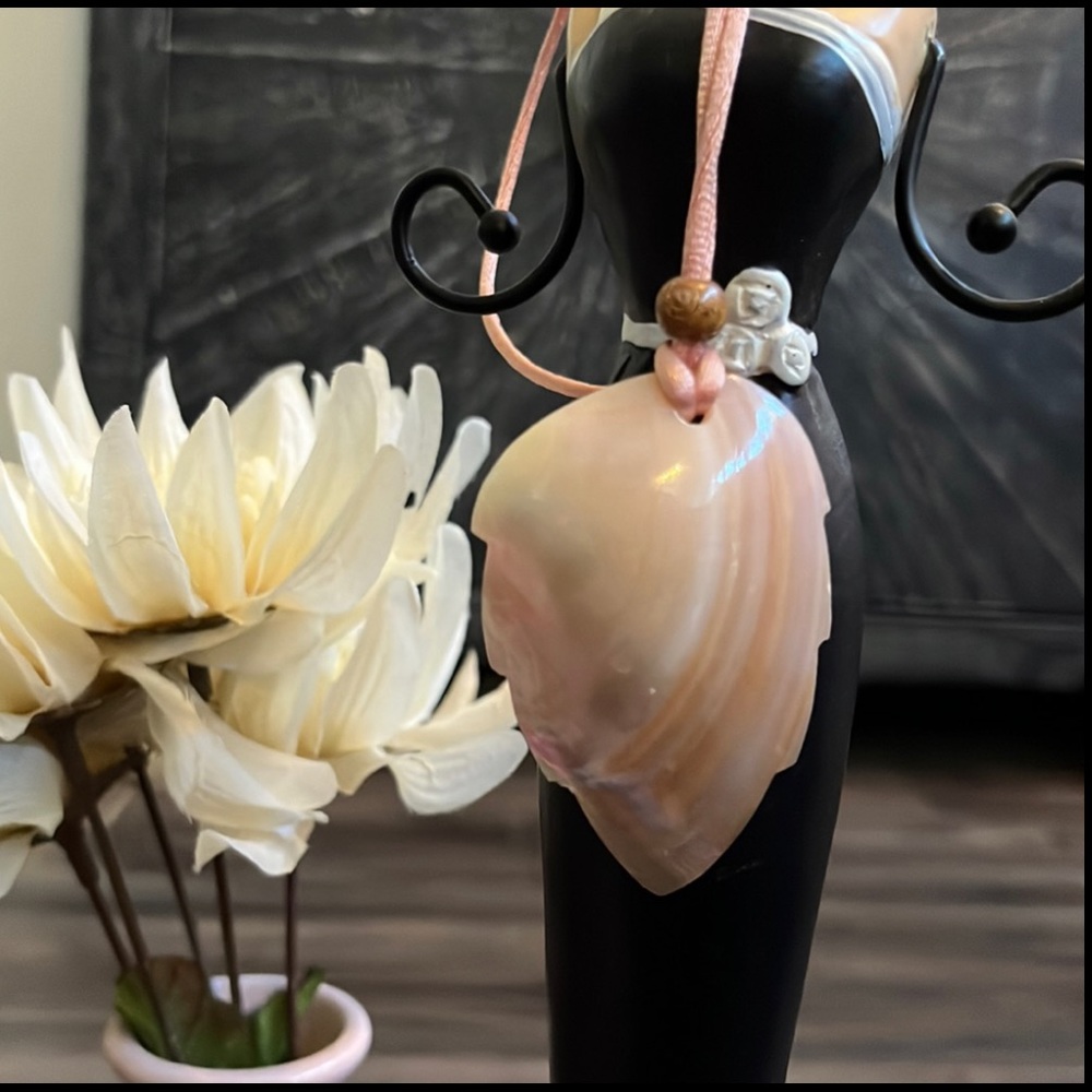 Handmade Artisan adjustable necklace made of seashell.
Soft pink color.